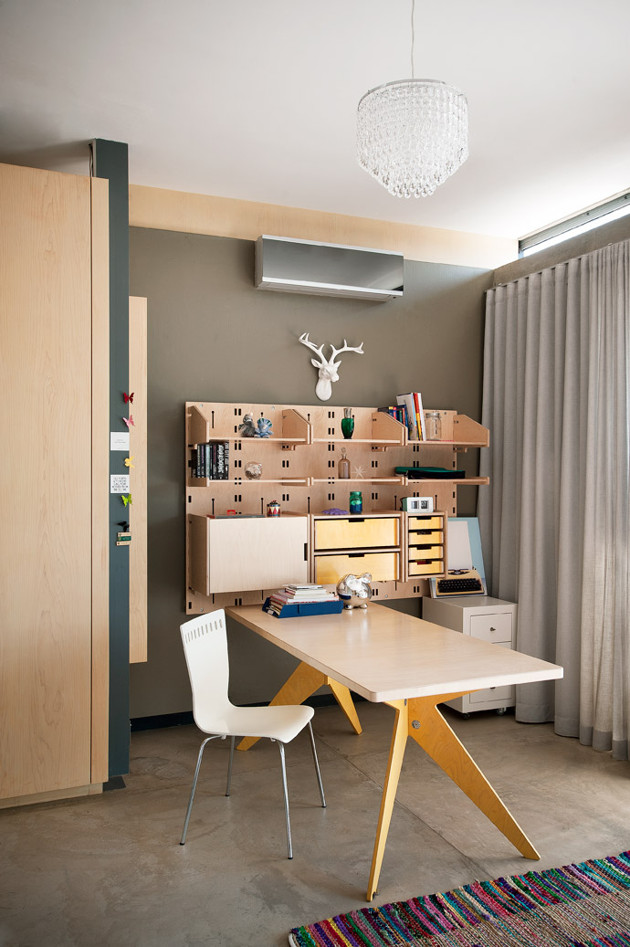 In keeping with the overall modular style of the house, the cheerful study nook by Raw Studios slots in perfectly with its playful modular design that allows for quick and easy reconfiguration and reassembly whenever the fancy arises.  
