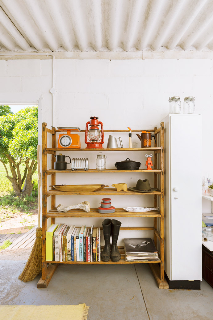 An old Oregon pine shelf salvaged from a carpentry workshop houses Kobus’s collection of cookbooks, kitchen gadgets and LPs.