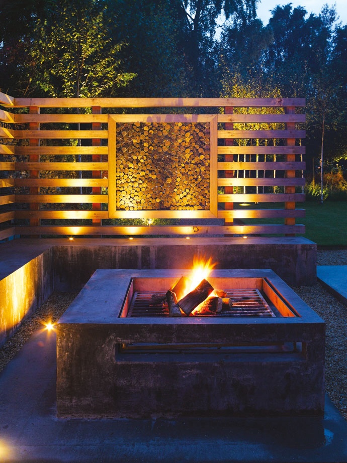The advantage of a built-in fire pit is that it’s adaptable: if the base is solid, it can be turned
into a braai area and, when there’s no fire in it, into a table by sliding a cover over it.