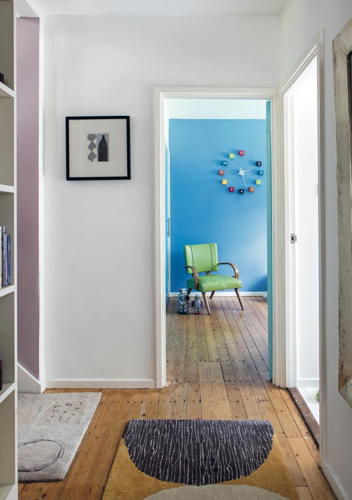 This hallway leads into the two bedrooms and
bathroom. Sarah’s passion for colour continues here. ‘I love using colour in my
home because it warms
me up. It’s my antidote to the British climate!’ she explains with a smile.