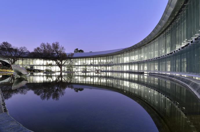 The internal facade is fully glazed, and solar-tracking louvres ensure shading is always at an optimum level. 