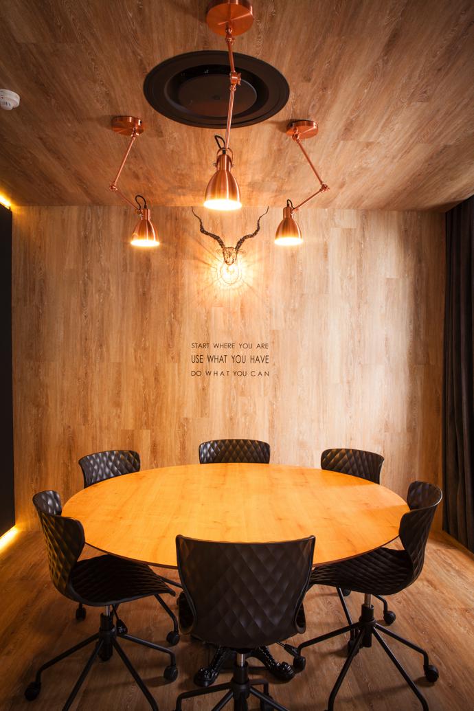 There’s no escaping inspiration in this room with its oak vinyl cladding on the  oor, walls and ceiling. The chairs are from @home and the tabletop is custom-made oak laminate by Superior on a standard cast- iron base.