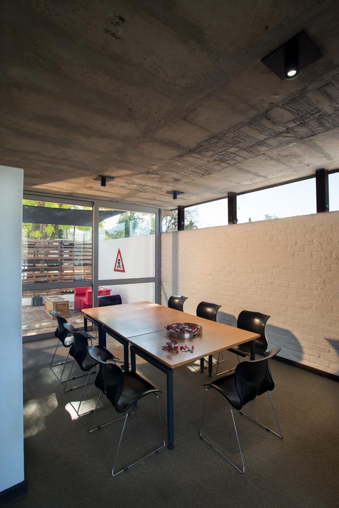 Above the table in the meeting area, the ceiling features what Pieter calls their upside-down carpet. While the concrete was wet, he and his team pressed off cuts from a model they‘d built for the Pretoria BRT station at Church Square into it (after first spraying it with cooking spray so the pieces would come away easily) and this ”negative“ of the model left behind a relief as a reminder of their work.