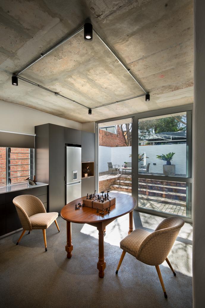 The self-contained fl at in the building opens onto a private courtyard.