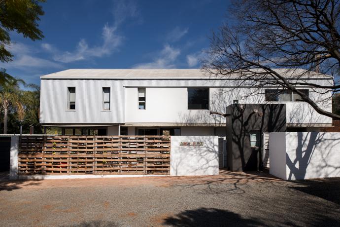 The rear courtyard is screened off with a vertical garden made of used wooden pallets. An outside toilet building was painted black and embellished by artist Sybrand Wiechers with large replicas of rusty nails – he calls his installation Gespyker. On the boundary wall are mosaic pieces done by Ami Mathews, Pieter’s wife, as a tribute to the late artist Paul du Toit.