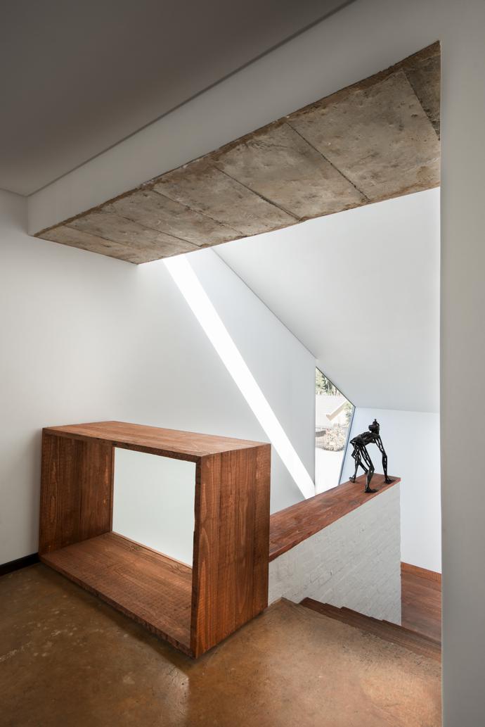 “We intended the staircase to be an orientation device as well as a landmark,” says Pieter. A sculpture by Sybrand Wiechers, titled Homunculus, keeps watch over the landing.