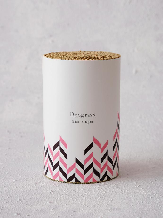 Deo-Grass Tatami Air Freshener by Ikehiko, R220. The Deo-Grass air freshener is made of natural Japanese igusa rush, the same as used to make traditional tatami mats. The overlapping honeycomb-like hexagonal structures found inside each stalk allows igusa to absorb formaldehyde, nitrogen dioxide and unwanted odours. Igusa is also a deodorizer as it contains phytoncides - antimicrobial organic compounds - which emit a natural, grassy fragrance, to freshen the air. Igusa is 2.5 times as moisture absorbent as cotton. Available in different designs.