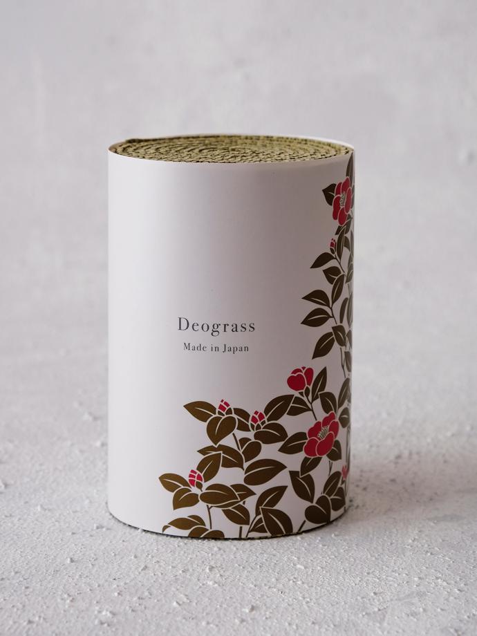 Deo-Grass Tatami Air Freshener by Ikehiko, R220. The Deo-Grass air freshener is made of natural Japanese igusa rush, the same as used to make traditional tatami mats. The overlapping honeycomb-like hexagonal structures found inside each stalk allows igusa to absorb formaldehyde, nitrogen dioxide and unwanted odours. Igusa is also a deodorizer as it contains phytoncides - antimicrobial organic compounds - which emit a natural, grassy fragrance, to freshen the air. Igusa is 2.5 times as moisture absorbent as cotton. Available in different designs.