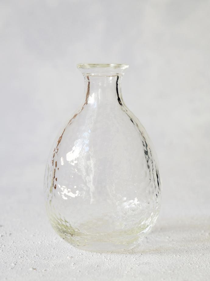 Hand-blown glass sake carafe by Tsugaru Vidro, R320. Tsugaru Vidro is a glass blowing factory in Aomori Prefecture. The textured glass allows for cooling or heating sake to retain its temperature and is ideal with a 3-cup glass set.