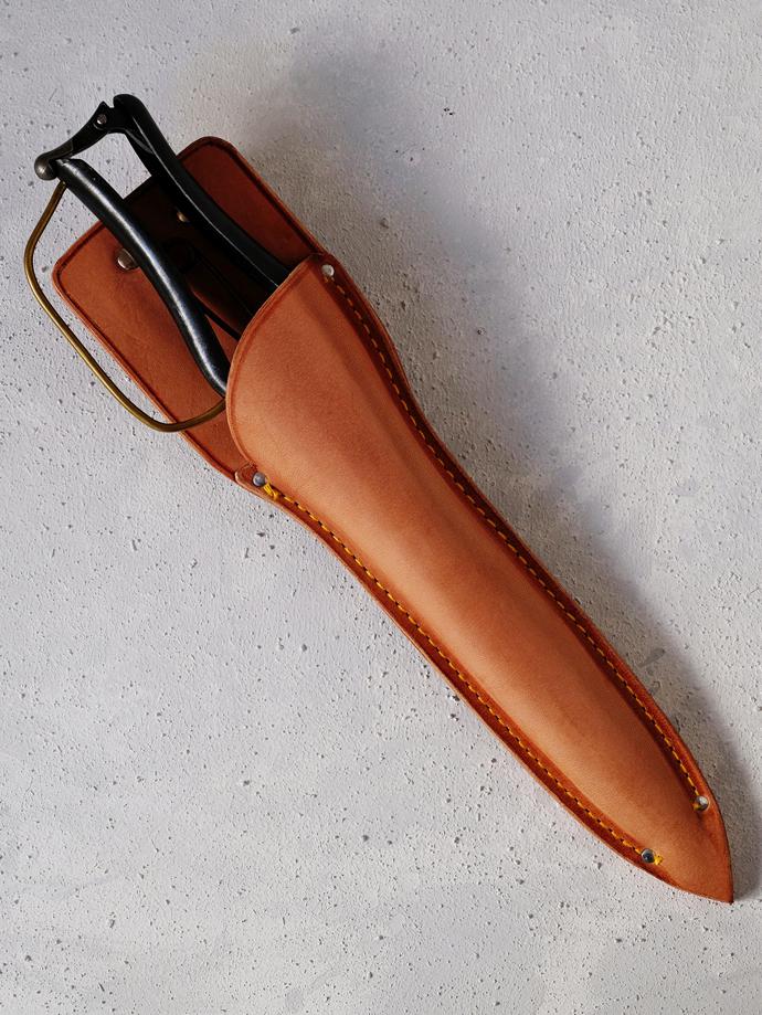 One Hand Karikomi Shears - Futoshigata (270 mm) by TAjiKA, R2 700. Handmade karikomi shears for topiary-style pruning and styling of hedges, made by the father and son team of Takeo and Daisuke Tajika. Comes with a leather holster.