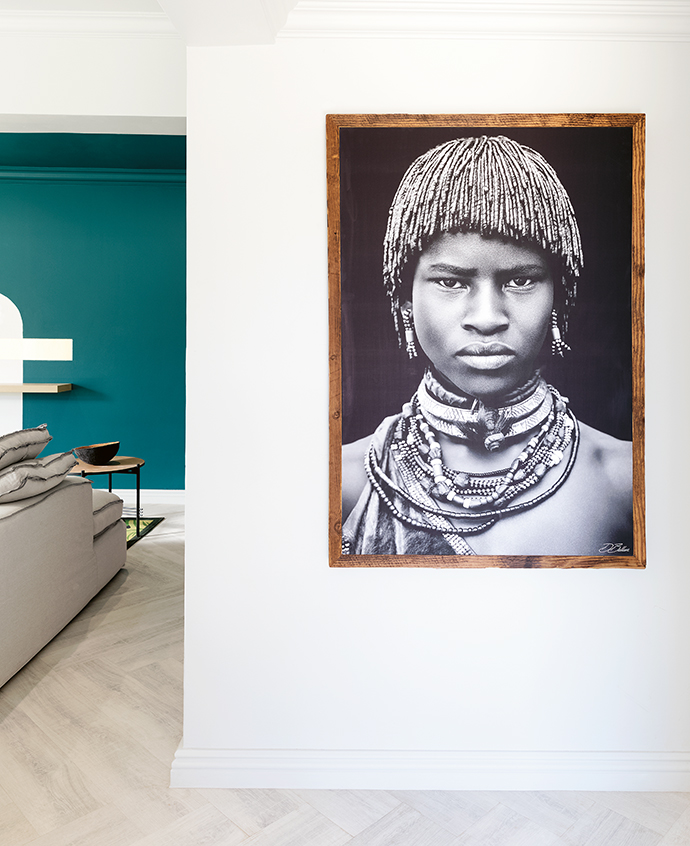The first thing you see when you enter this home is the striking image on canvas of a young Ethiopian girl by photographer David Ballam – ahousewarming gift from Amatuli. The nearest wall is painted in Plascon Nomadic Dream (EC56) and the lounge wall in the background in Plascon Sea Quarry (G7-D1-1).