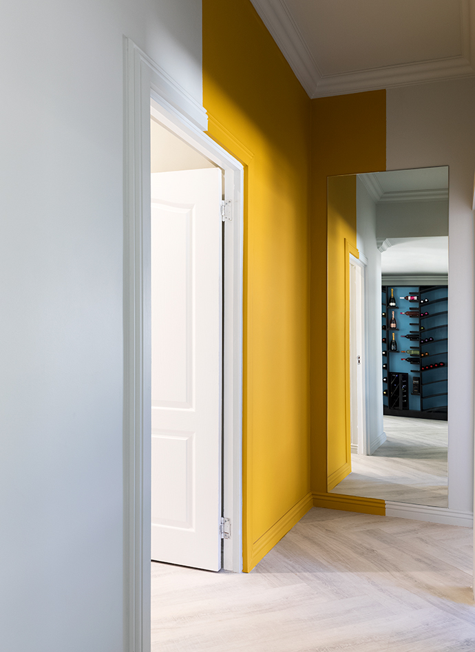 A full-length mirror not only maximises light but also reflects the custom-designed open-plan wine cellar at the other end of the
passage. Plascon Millionaire Gold (Y2-B1-1) is cleverly used to create an accent corner