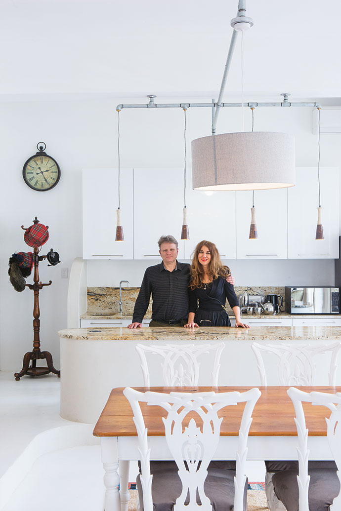 Brian and Cecile in their kitchen. The 19th-century carved wooden hat stand of Scottish origin
is befittingly adorned with tartan-covered vintage hats.