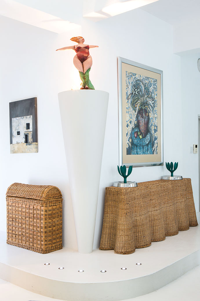 The entrance to the spare bedroom: On top of the wicker table, which is presumably of
Malaysian origin but was bought in Edinburgh, stand two Alessi Fruit Mama bowls. The ceramic sculpture was bought in the mid-1990s in Johannesburg. The Ice Store in District 6 painting is one of Brian’s own and the other one is by Griet van der Meulen.