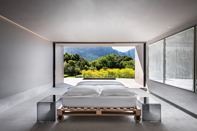 A minimalist’s dream: everything in this bedroom is cleverly concealed to not detract from the perfectly
framed view.
