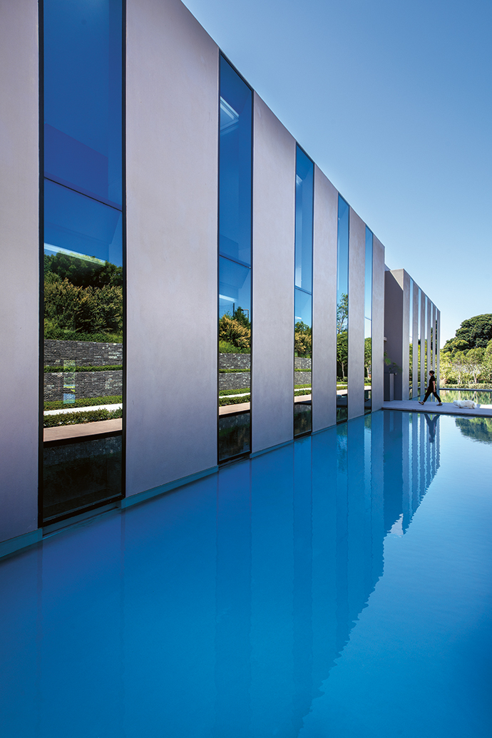 From the start, architect Luis F Mira’s design inspiration for the project was the use of reflective elements
in solid, transparent or fluid form, from mountain views to water and light.