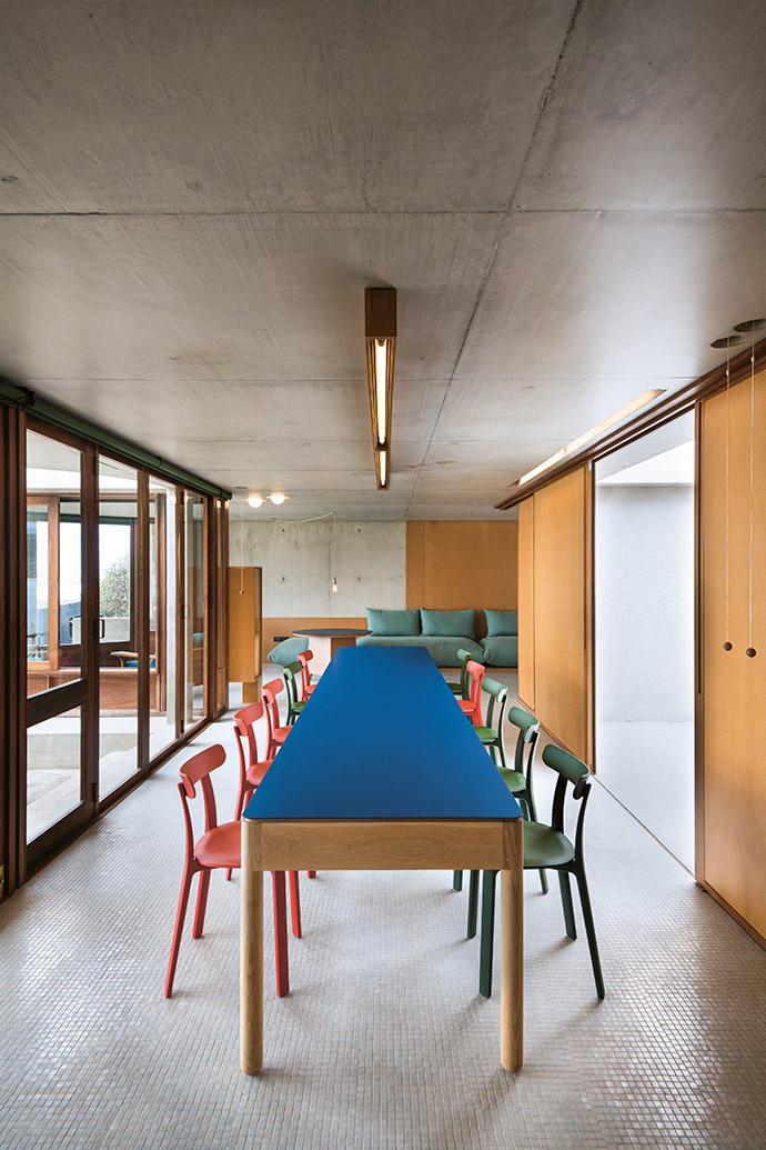 Viewed from the kitchen, the long dining table, flanked by chairs by Créma, looks particularly impressive.