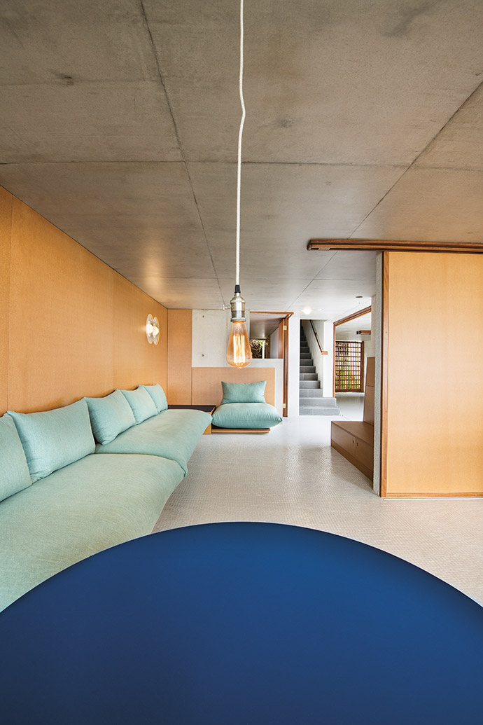 The functional, made-for-lounging sofa consists of interchangeable pieces – great for reclining.