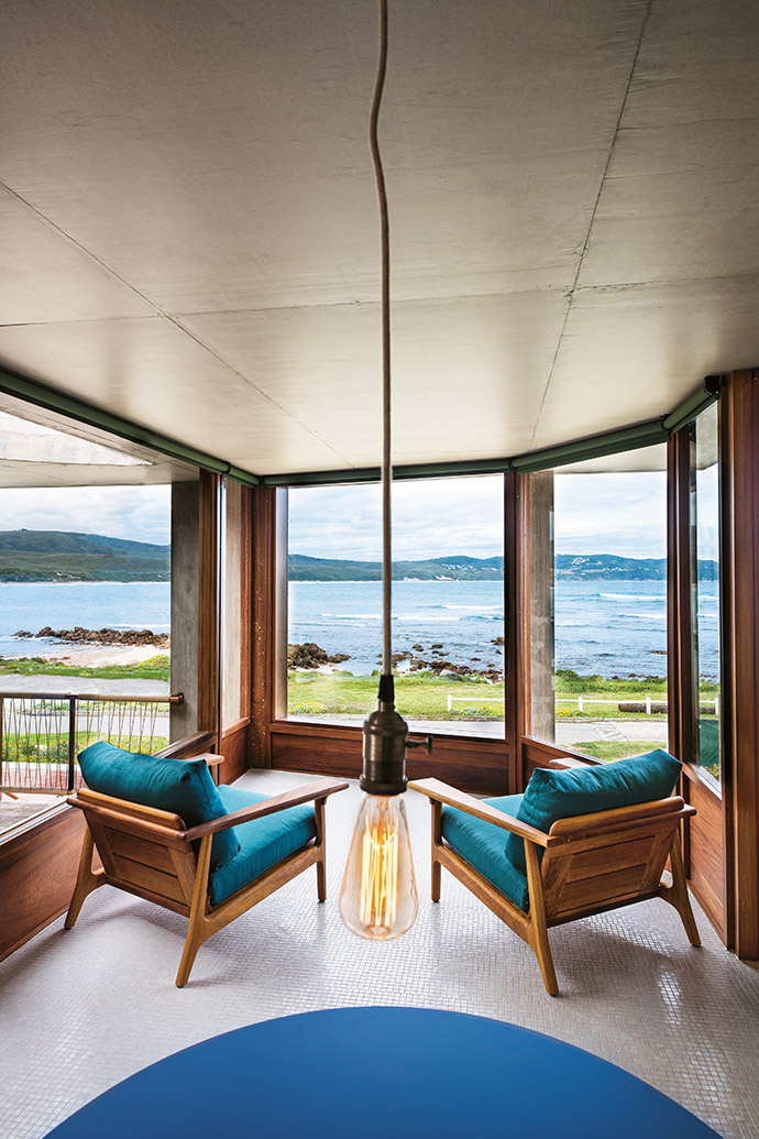 The angled “bay window” at the front of the building, with discreet roller blinds that retract to reveal magnificent views, creates a cosy reading nook.
