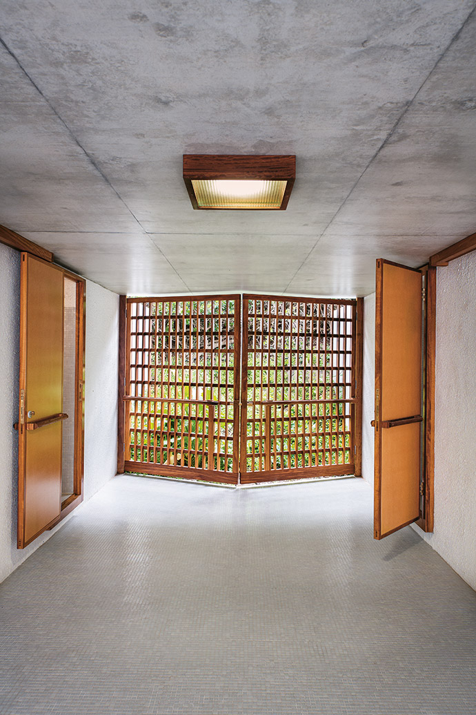 An intricate gate provides a connection between the inner courtyard and the garden
outside. On either side, wooden doors lead through two bathrooms into two identical bedrooms.