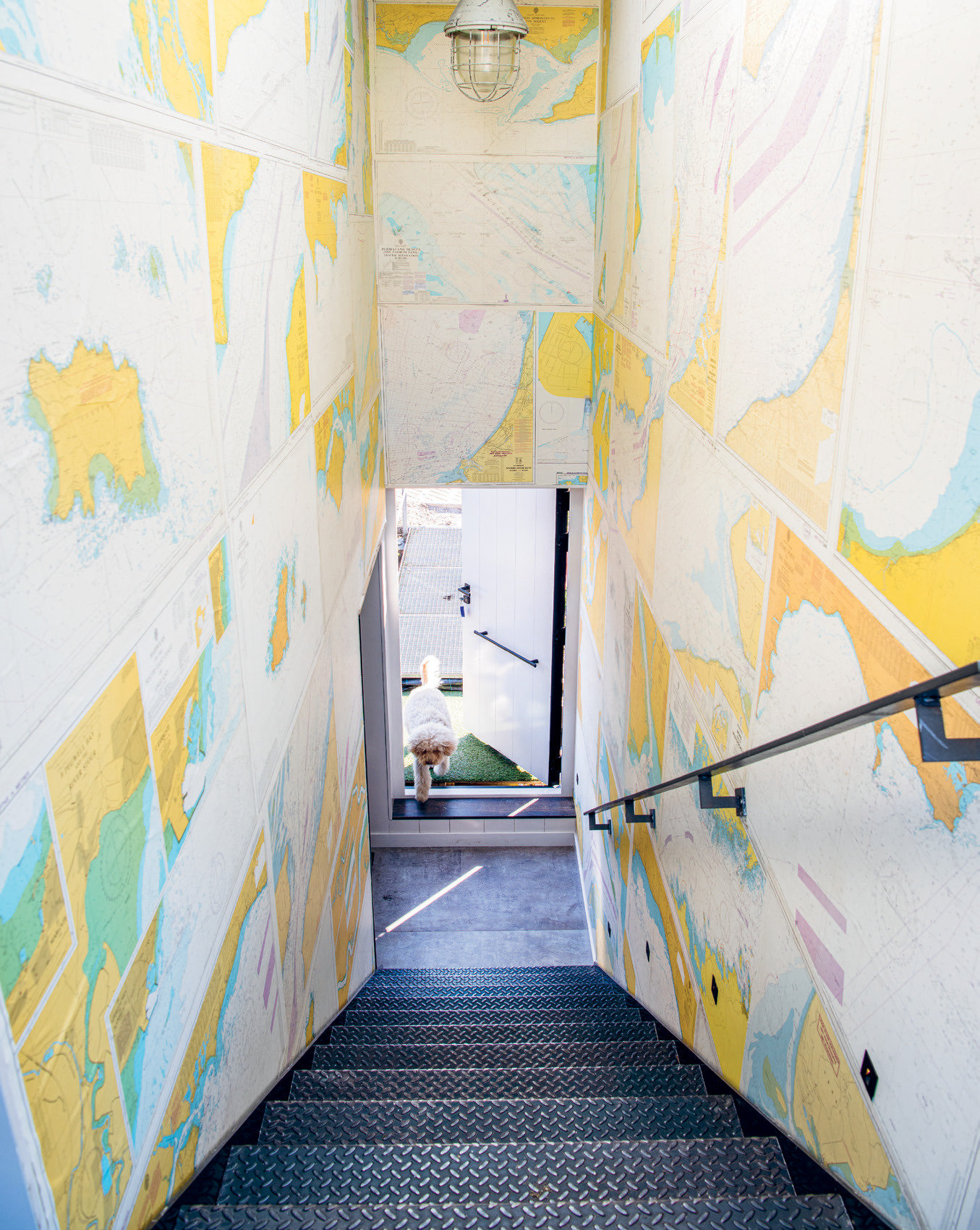 Eleonora used her uncle Hajo’s old nautical charts as wallpaper in the stairwell.