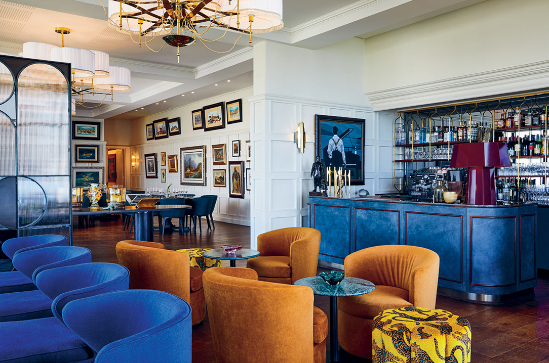 The screen between the Arts Bar and Ballroom easily pivots to create one large space – or ensure privacy. 