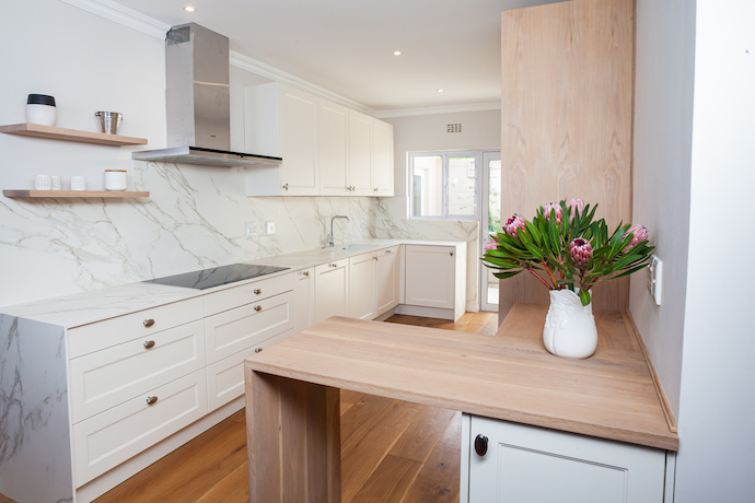 A thoughtfully designed modern country kitchen. The softer, warmer hue of Inside Living’s honed Ivory finish compliments their Chalet shaker door front well to create a homely appeal.
