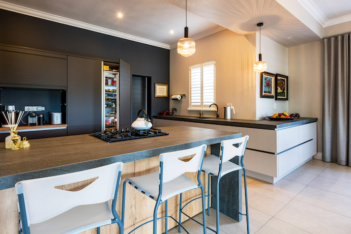 Seamless kitchen design. From the perfect coffee/tea station, thanks to Inside Living’s roll-up unit to the integrated fridge.