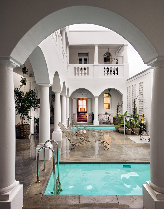 Mansion Block comprises eight rooms – Klein (kitchenette), Groot (alcove kitchen) and Grootste Kamers (dine-in kitchen).