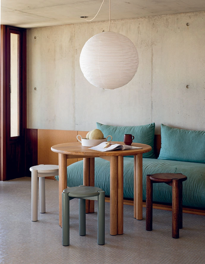 SAMESYN dining table in natural oak with Die Melkman stools in Toasty Coconut, Perfect Pistachio and Dark Brown Stain.