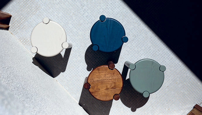 Die Melkman sidetables in Toasty Coconut, Dark Brown Stain, Blazing Blue and Perfect Pistachio.