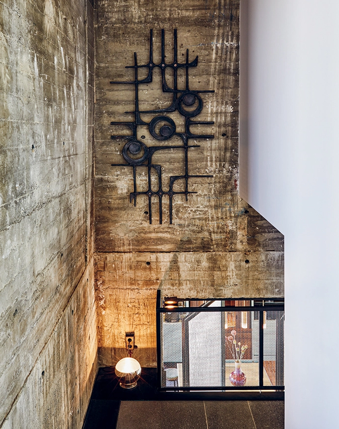 The basalt staircase between the levels features vintage ironwork, as well as a screen fence designed by Nicemakers and manufactured by Trimet.