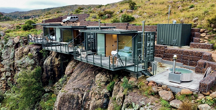 The decking and pergola slats are made from Finnish Lunawood Thermowood. Foldout decks cantilever over the cliﬀ edge.