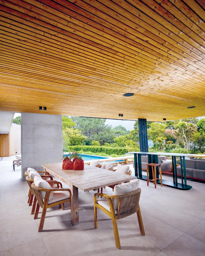 Blurring the lines between outside and in, architect Kate Del Fante created a seamless transition from the interior dining area to the patio with a continuous timber ceiling, further accentuated by Hendre’s innovative furniture arrangements, including a custom steel bar unit.