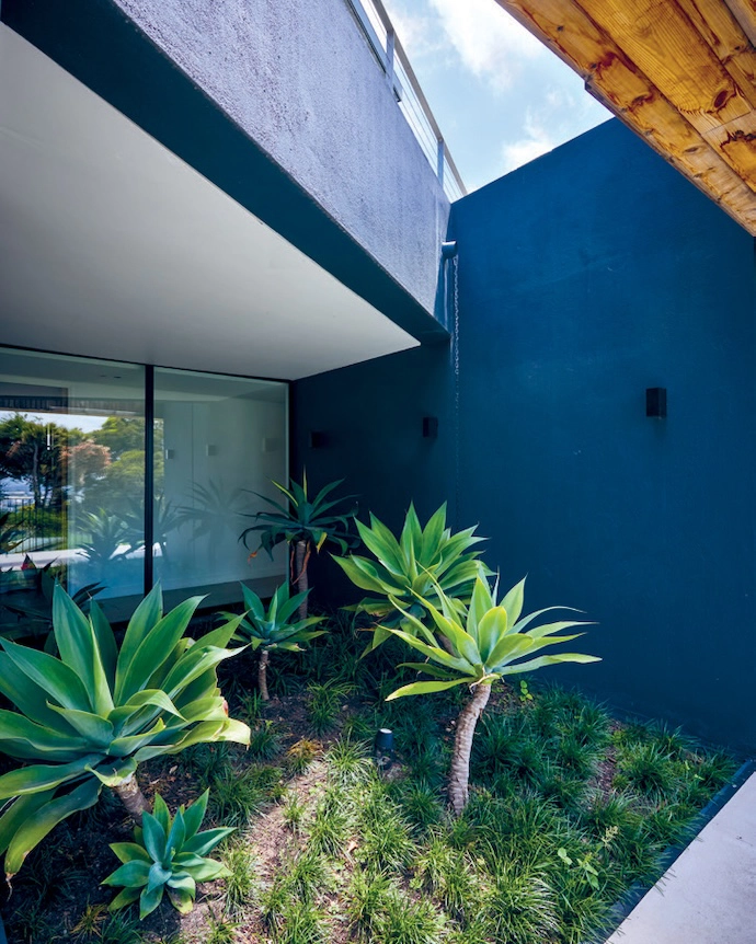 There’s constant interaction between the rigid geometry of the residence and its ever-evolving natural setting. 