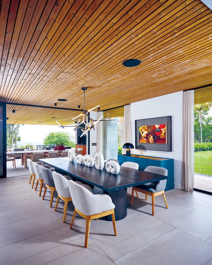 Timber cladding lends cosiness to the main dining area, which features Hendre’s Roll table.