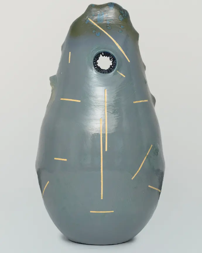 Vensterklip, 2023 (ceramics and fencing nails).