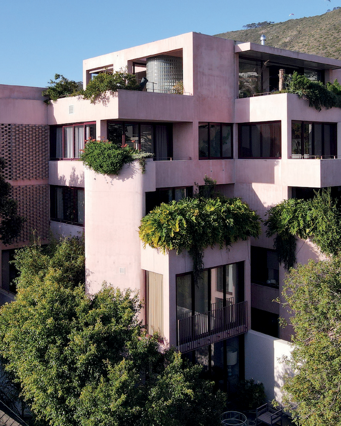 Hours Clear Architects’ Clarens project in Fresnaye, Cape Town offers a range of living spaces, seamlessly connecting interior and exterior experiences.