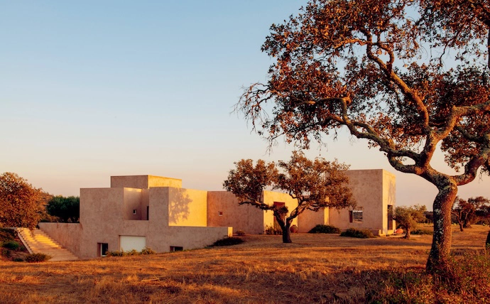 To create a building with a radical architectural language, Ricardo opted for a concrete structure and cork 
insulation.