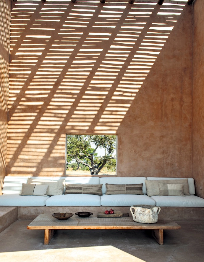 The masonry benches, finished in tadelakt, are softened by cushions in Élitis canvas fabric and wool cushions from Zara Home.