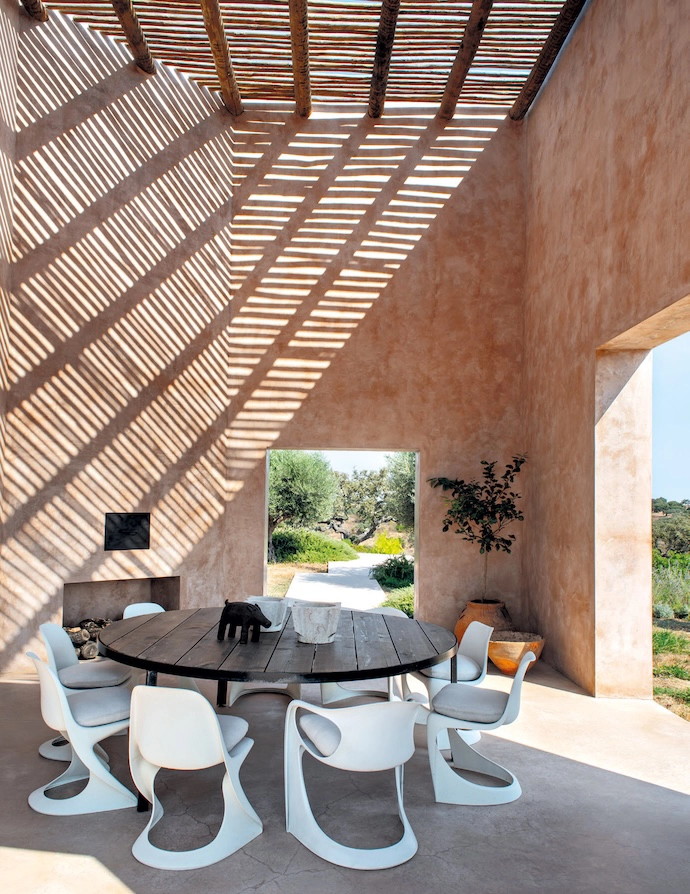 On either side of the vast living room, two outdoor terraces are shaded by an awning of eucalyptus branches to filter the sunlight.