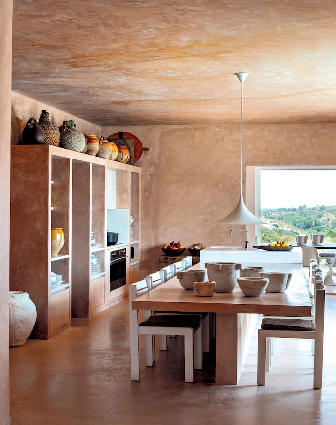 The dining table forms an integral part of the decor. The vintage dining chairs were found at Berenis in Madrid. 