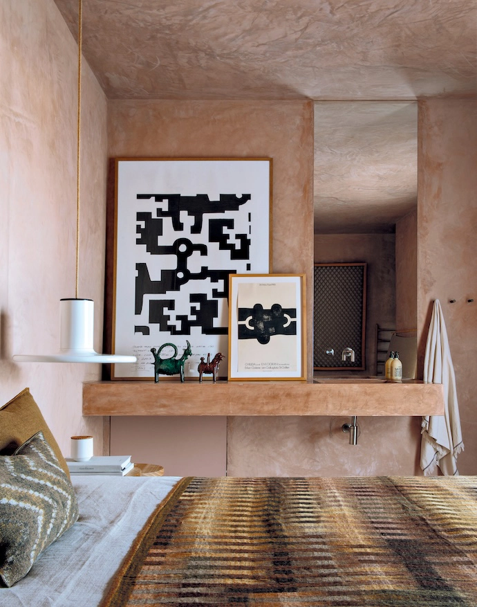 The vanities in the bedrooms are finished in tadelakt, creating uniformity throughout the home. Mirrors were cut to incorporate Italian tapware by QuadroDesign. 