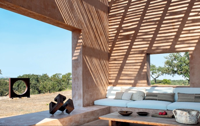 All interiors and interior surfaces are finished in hand-crafted plaster, polished tadelakt-style and coloured in shades of pink.