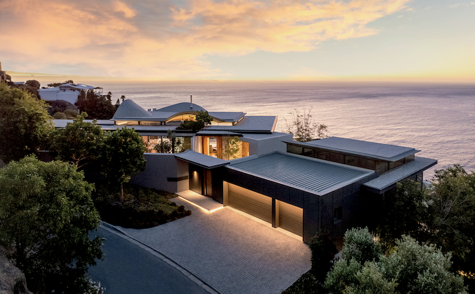  The lighting at Wave Villa simulates the sunset, with multiple layers across contrasting planes.