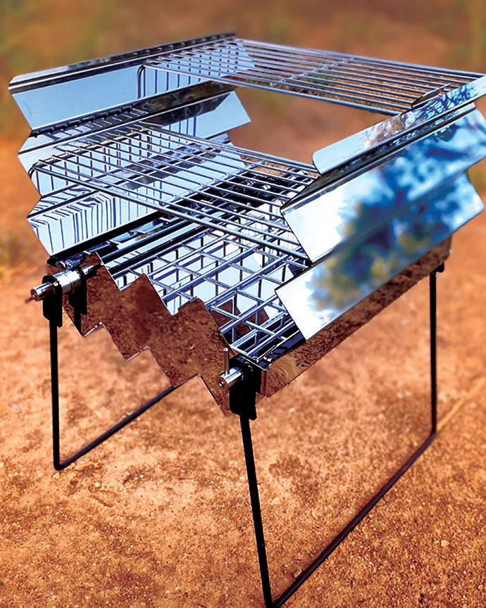 The collapsible Vaai braai ensures eﬃcient heat control when cooking outside over a fire.