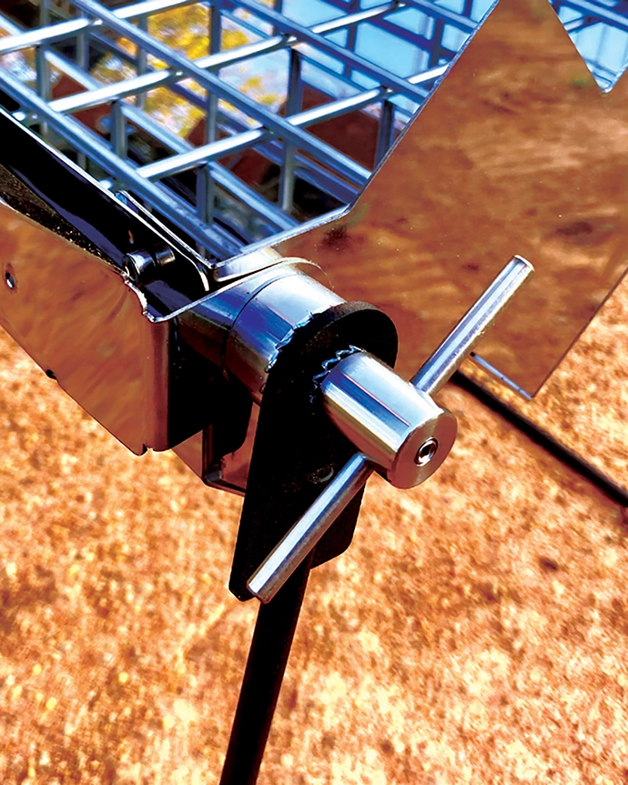 The collapsible Vaai braai ensures eﬃcient heat control when cooking outside over a fire.