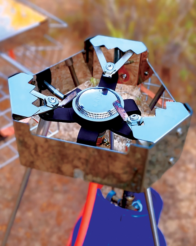 The collapsible Vaai braai ensures eﬃcient heat control when cooking outside over a fire.