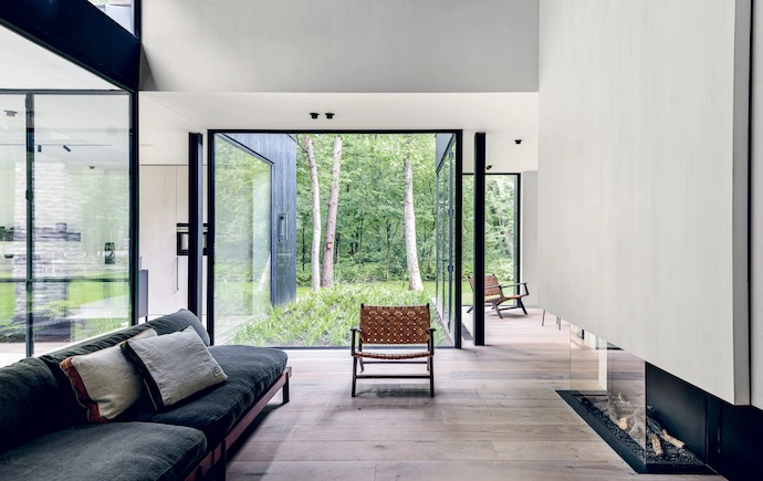 In the living space, a Ciel sofa by L’Authentique has been upholstered in stonewashed linen. The cushions were designed by Dorien.