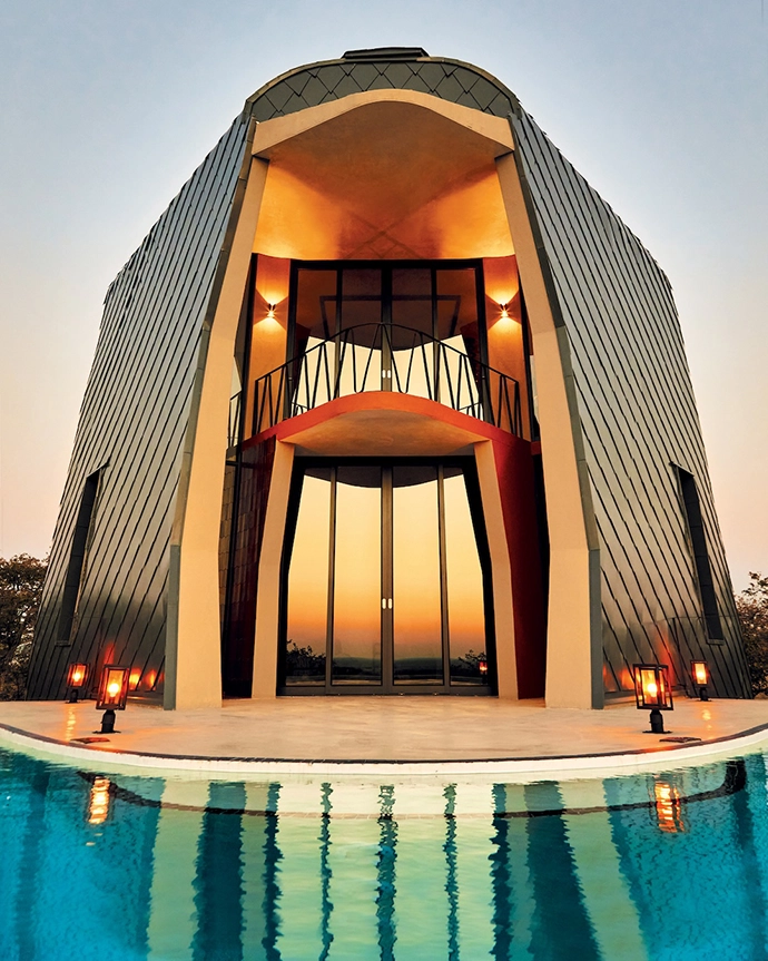 The two open ends of Ekipa are on an east-west axis, to view the rising and setting sun. This is the east-facing corner of the sift cube at sunrise.